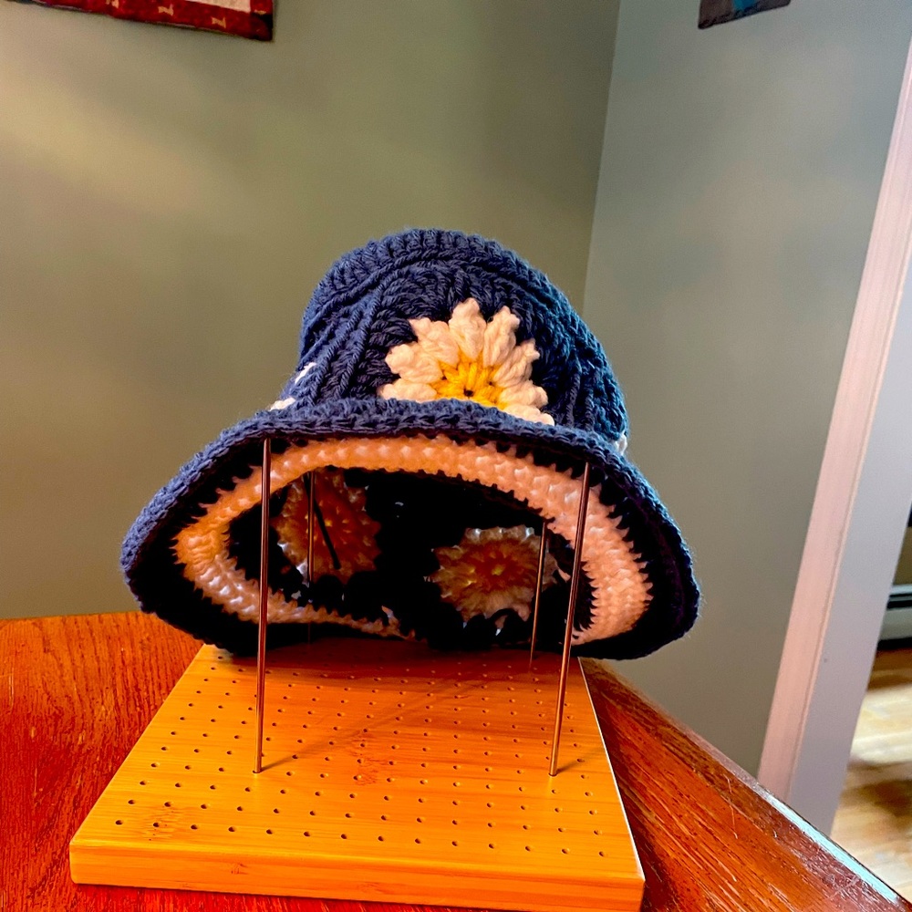 Hand crocheted Daisy Bucket hat - Picture 1 of 2